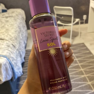 Victoria's Secret Love Spell Sol mist - Fräsch och söt body mist från Victoria's Secret i doften Love Spell Sol. Flaskan är genomskinlig med lila och guld detaljer, rymmer 250 ml och har en praktisk sprayfunktion. Perfekt för dig som gillar fruktiga och blommiga dofter.