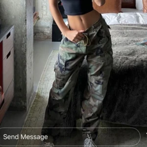 Cargobyxor - Säljer ett par skitsnygga klassiska cargobyxor i camouflage-mönster. Byxorna har flera stora fickor på sidorna och en loose passform. Materialet är slitstark 100% bomull. Egentligen storlek 36 men skulle säga 34. Säljer då de tyvärr ej passar längre. Jättebra kvalité på dem. Jag är 170 och de är lite korta så skulle säga att 165 så är de lite längre där nere o mer baggy. (ej skinny jeans) 