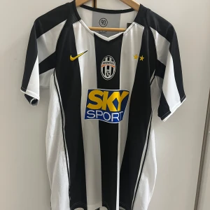 Zlatan Ibrahimovic Juventus tröja - Helt ny och oanvänd. Köpt från panenkakits på Plick. Storlek M men skulle även passa som S. Säljs då den är för liten för mig.