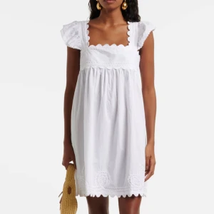 Juliet Dunn klänning, vit.  SÖKER!  - SÖKER Juliet Dunn klänningen i vitt, storlek S eller M. Hör av er om ni har en som ni kan tänka er att sälja🩷