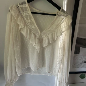 Vit blus med diskreta prickar  - Jag säljer denna super fina blusen då den inte kommer till användning den är luftig och är jättefin att ha till ett par jeans mm🤗