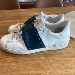 Valentino Garavani Rockstud - Valentino rockstud. Storlek 45 passar 44. Bra skick, endast några taggar som släppt. Skriv vid minsta fråga. Byten kan vara intressant 👍👍