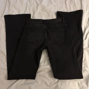 Lågmidjade jeans från only  - Säljer ett par svarat low waist bootcut jeans från only. Endast använda 1 gång så de är i nyskick. Midja 35 innerbenlängd 85.🩷🩷