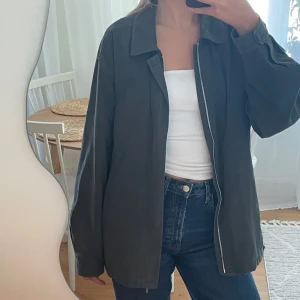 Grön Vintage Jacka - Riktigt snygg mörkgrön jacka med vintage look. Mockainspirerad. Oklart vilken storlek men den ger en oversized look på mig som är 176 (36,38 vanligtvis). Liten fläck bak på axeln men inget som varit märkbart när jag använt den.