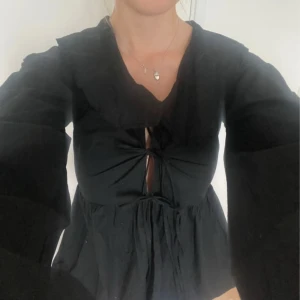 Svart blus med knyt och voluminösa ärmar - Lite liten på mig typ ny