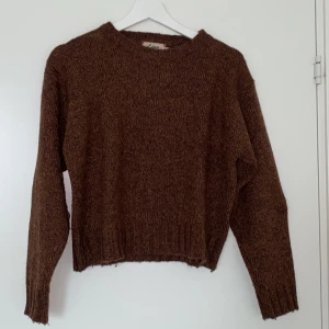 Jättefin brun stickad tröja  - Mysig brun stickad tröja från Lipp Limited Edition. Tröjan har en klassisk rund halsringning, ribbade muddar och lång ärm. Väldigt fin brun färg, se sista bilden. Skriv privat för fler bilder. Finns i Östersund, annars står köparen står för frakten! 🤎