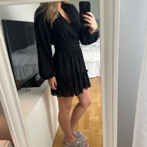 Svart klänning från Zara  -  Jättefin svart klänning från Zara som passar till allt!! 