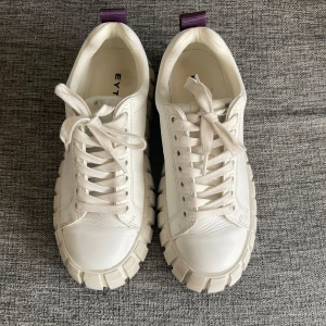 Vita Eytys  - Jättefina eytys skor som är inprincip i nytt skick. Använda fåtal gånger! Det sitter en rosa söm på skon som knappt syns.