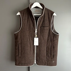 Stenströms väst - Mycket bra skick, inga defekter. Nypris ca 4000kr. Unik och snygg. Storlek S passar S. Tags medföljer inte. Det finns en till i grå, kolla profilen🤝
