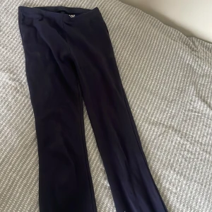 Mörkblå leggings från 157, 160 cl - Mörkblå leggings från 157 i stretchigt material. Byxorna är tighta och har en enkel, klassisk design utan synliga detaljer. Tillverkade i bomull och elastan för en bekväm passform.