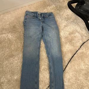 Ljusblå raka jeans från Levi's - Säljer ett par klassiska ljusblå jeans från Levi's med raka ben och knappgylf. Jeansen har fem fickor och är i en snygg, tidlös modell som passar till det mesta. Perfekta för dig som gillar en enkel och clean stil.