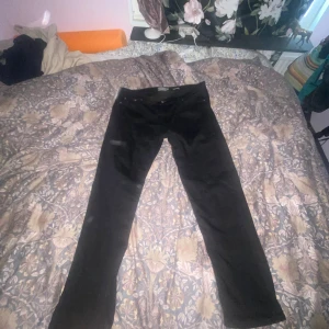 Svarta jeans - Ett par svarta regular fit jeans från Dressman.