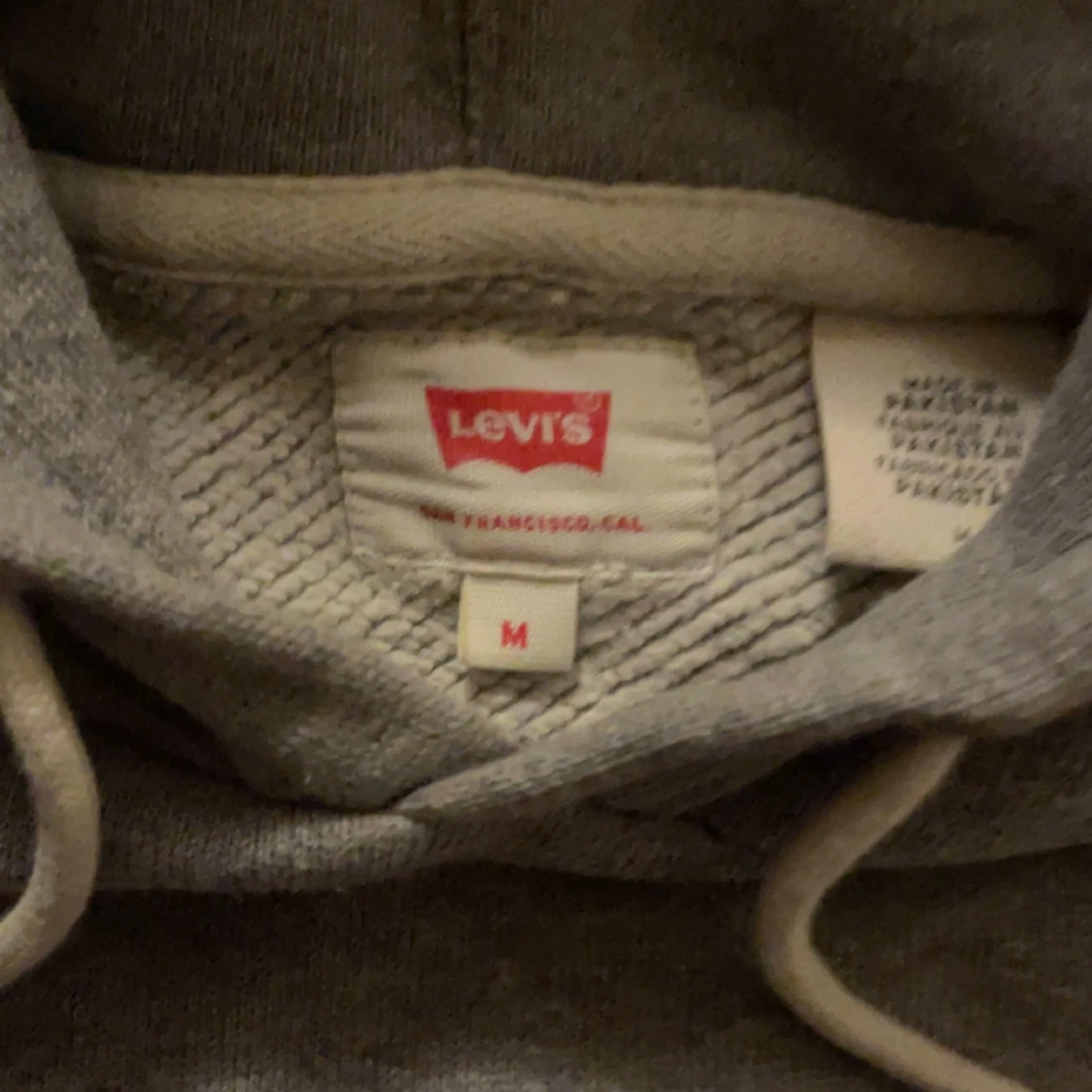 Grå hoodie från Levi's med logga - 2