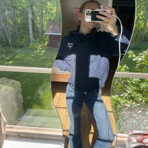 Mörkblå hoodie från Subdued - Säljer en mörkblå hoodie från Subdued med vit text 'I'M JUST A GIRL' på ryggen och mindre tryck fram. Klassisk känguruficka och huva, perfekt för chill dagar. Skön och mjuk bomullskänsla, passar dig som gillar en avslappnad stil. Köpt för 650kr i Belgien 2024.