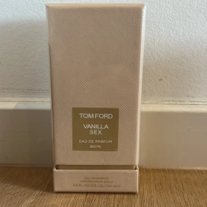 Tom Ford Vanilla Sex EdP 100ml - Tom Ford Vanilla Sex Eau de Parfum 100 ml i elegant beige kartong med guldiga detaljer. Lyxig och modern doft med vaniljtoner, perfekt för dig som gillar exklusiva parfymer. Snygg förpackning med strukturerad yta och stilren design.