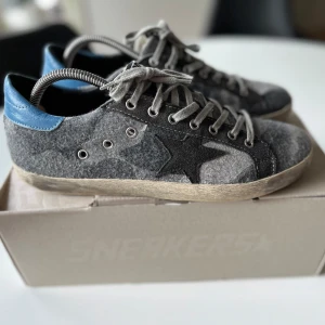 Grå Golden Goose skor - Unika golden goose i färgen grå. Storlek 42 och bra skick. Ny pris: runt 6000kr Mitt pris: 2190kr Hör av dig vid minsta lilla fundering eller fråga!