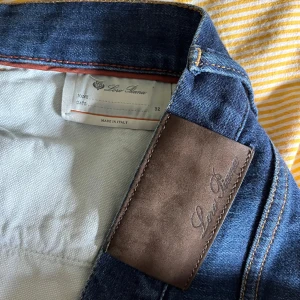 Loro Piana jeans - Snygga mörkblå jeans från Loro Piana i slimfit ”Doccio” modell. Jeansen har back-label i mocka, dragkedja och knapp med logga. Tillverkade i Italien av högsta kvalité Japanskt denimtyg som känns lyxigt, mjukt och sitter riktigt bra. Köpta på Mr.Porter som är en av de främsta lyxmodebutikerna online. Har online kvitto. Storleken är 32. Säljer eftersom midjan inte sitter bra på mig. Skulle säga att runt 180 skulle vara en bra längd för att bära dessa. Nypris ligger runt 5000kr. Hör av er vid fråg!