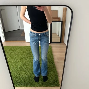 Low waist crocker jeans - Säljer dessa snygga, low waist, bootcut jeans från Crocker. De är i storlek W 27, L 31 och i superfint skick. Fler bilder och mått kan skickas🩷