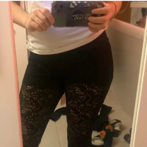 Svarta spetsbyxor - Jag är 170cm och dom passar mig perfekt, stretchiga. De är flare och har lowwaist midja, perfekta för att ge outfiten en extra touch. Materialet är stretchigt och bekvämt.