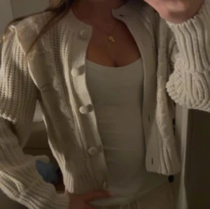 Beige kofta  - Superfin beige stickad kofta. Koftan har långärmade ärmar och ribbade muddar. Enkel att styla till både jeans och kjol. Koftan är i storlek xs! Mycket bra skick och nästan aldrig använd. 