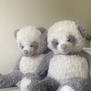 2 mysiga stora nallebjörnar  - Säljer 2 stora, mjuka nallebjörnar i grått och vitt. Mysiga och  passar perfekt som kramdjur eller inredningsdetalj i sovrummet. 2 för 250 kr och 1 för 130 kr. 
