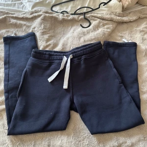 Russemerch mjukisbyxor - Säljer mina marinblåa russemerch mjukisbyxor som är sparsamt använda. De är mörkblå och har såå fin design! Säljer de endast för att jag köpt ett par nya som är längre i benen då jag är 178cm💞💞