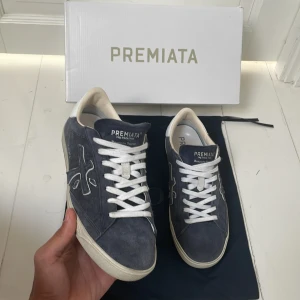 Premiata skor - Säljer dessa riktigt feta premiata skorna i navy! Skorna är mycket sparsamt använda, inga defekter finns knappt tecken på användning. Skorna är i storlek 41 men sitter mer som 42! Nypris: runt 4000kr mitt pris: 2699kr. ALLT OG MEDKOMMER. Kontakta mig via funderingar! 