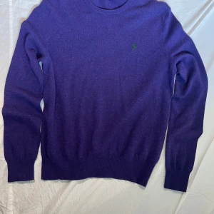 100% Merinoull tröja från Ralph Lauren - Tjena, säljer nu en riktigt snygg tröja som är slim fit och 100% merinoull ifrån Ralph Lauren. 9/10 skick, använd ett fåtal gånger. Inga defekter eller något fel på produkten. Bid någon som helst fråga, eller extra bild ni vill ha så är det bara att höra av er. 