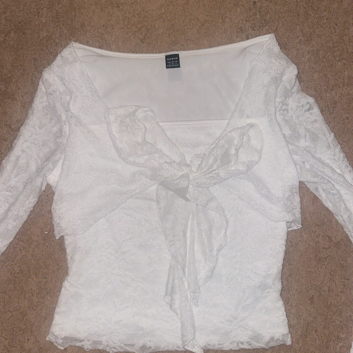 Vit spetsblus med knut.  - 2