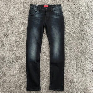 Jack & Jones Jeans - Riktigt snygga och trendiga Jack & Jones Slim/Glenn jeans i en riktigt snygg exklusiv marinblå färg och fade. Storlek: W30/L32. Skriv vid frågor!✅