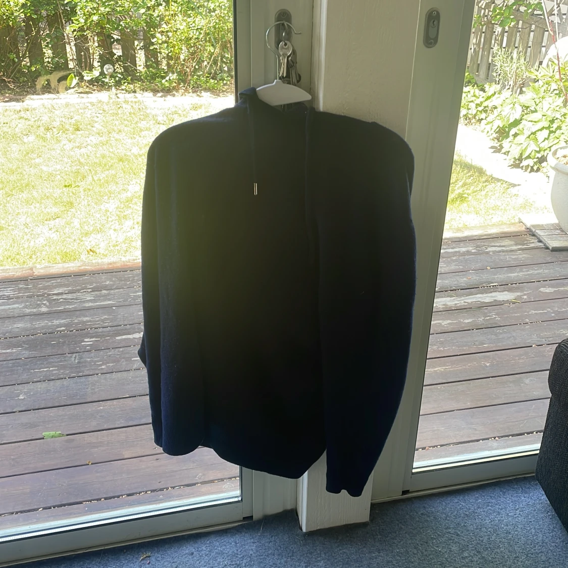 Mörkblå merinoull hoodie med huva