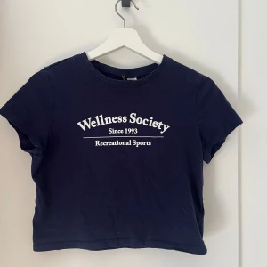 Croppad t-shirt  - Mörkblå croppad t-shirt från H&M✨ Använd 2 gånger!