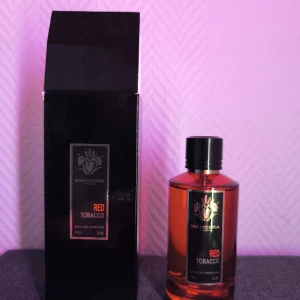 Mancera Red Tobacco EdP 120ml - Mancera Red Tobacco Eau de Parfum 120ml med lyxig svart och röd glasflaska och svart/guldfärgad kork. Doften är intensiv och kryddig med tobakstoner. Flaskan har en elegant, rund form och levereras i original svart kartong med silverdetaljer.