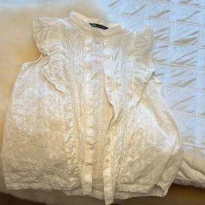 Topp, oanvänd - Oanvänd vit topp från Zara 