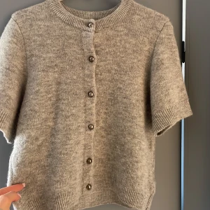 Stickad tröja/kofta - Stickad t-shirt/kofta från gina, använd typ 2 gånger. 