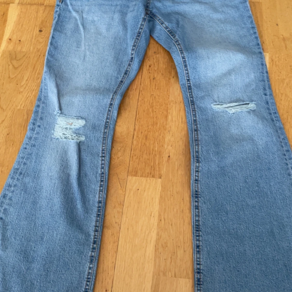 Ultra low bootcut jeans med slitningar