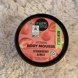 Organic shop kräm - Skulle beskriva lukten som lite somrig yoghurt vibe🤷‍♀️ Lite mer än hälften kvar. Du kan alltid kontakta mig vid någon fundering eller fråga!🤗 