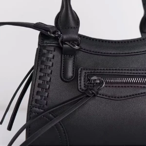 Svart handväska ifrån Gina  - Säljer denna super snygga handväska ifrån Gina. Den är svart med mycket fina detaljer,väskan kommer med ett långt band. Skriv om ni vill ha fler bilder🙂