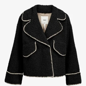 Svart teddyjacka från Object - Säljer en svart teddyjacka från Object med kontrasterande vita sömmar längs kanterna. Jackan har bred krage, två fickor framtill. Perfekt för dig som gillar en trendig och mysig look. Skriv för eventuella frågor!💞 nypris 1200kr