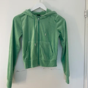 Grön hoodie från Gina Tricot XXS - Snygg ljusgrön hoodie från Gina Tricot i storlek XXS. Tröjan har dragkedja framtill, huva med snörning och två fickor. tröjan har ett mjukt och skönt material,endast använd få tal gånger och inga tecken på slitage,priset kan diskuteras💕