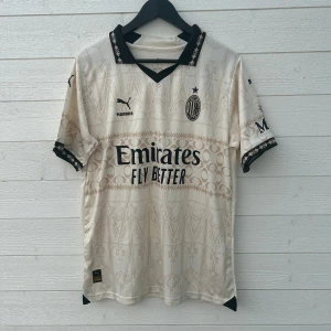AC Milan Fotbollströja - Säljer en AC Milan fotbollströja i storlek M som är helt ny med prislapp