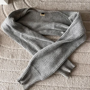 Grå ribbstickad tröja  - Snygg och enkel tröja att slänga på över ett linne etc.