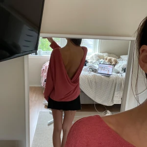 Rosa tröja med öppen rygg från H&M💋 - Säljer en rosa långärmad tröja från H&M med snyggt öppen rygg💋