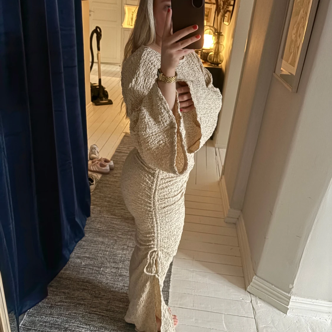 Beige långklänning med vida ärmar - 3