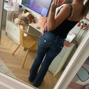 Blå bootcut jeans från Gina Tricot - Snygga blå bootcut jeans från Gina Tricot med klassiska fickor och kontrastsömmar. Jeansen har normal midja och är tillverkade i stretchig denim för en bekväm passform. Perfekta för dig som gillar en tidlös look med lite utsvängda ben. Pris kan diskuteras 💕