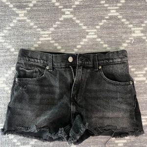 Zara jeans shorts - Zara jeansshorts i storlek 13-14 som passar mig som vanligtvis har storlek S/xs. Väldigt bra skick och ingen synlig defekt. Modellen är midrise men är även snygga att vika ner till lowrise 💕