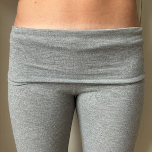 Gråa yoga pants  - Superbekväma gråa yoga pants i stretchigt bomullsmaterial. Säljer på grund av att dom tyvärr är för små för mig. Pris kan diskuteras!!💕