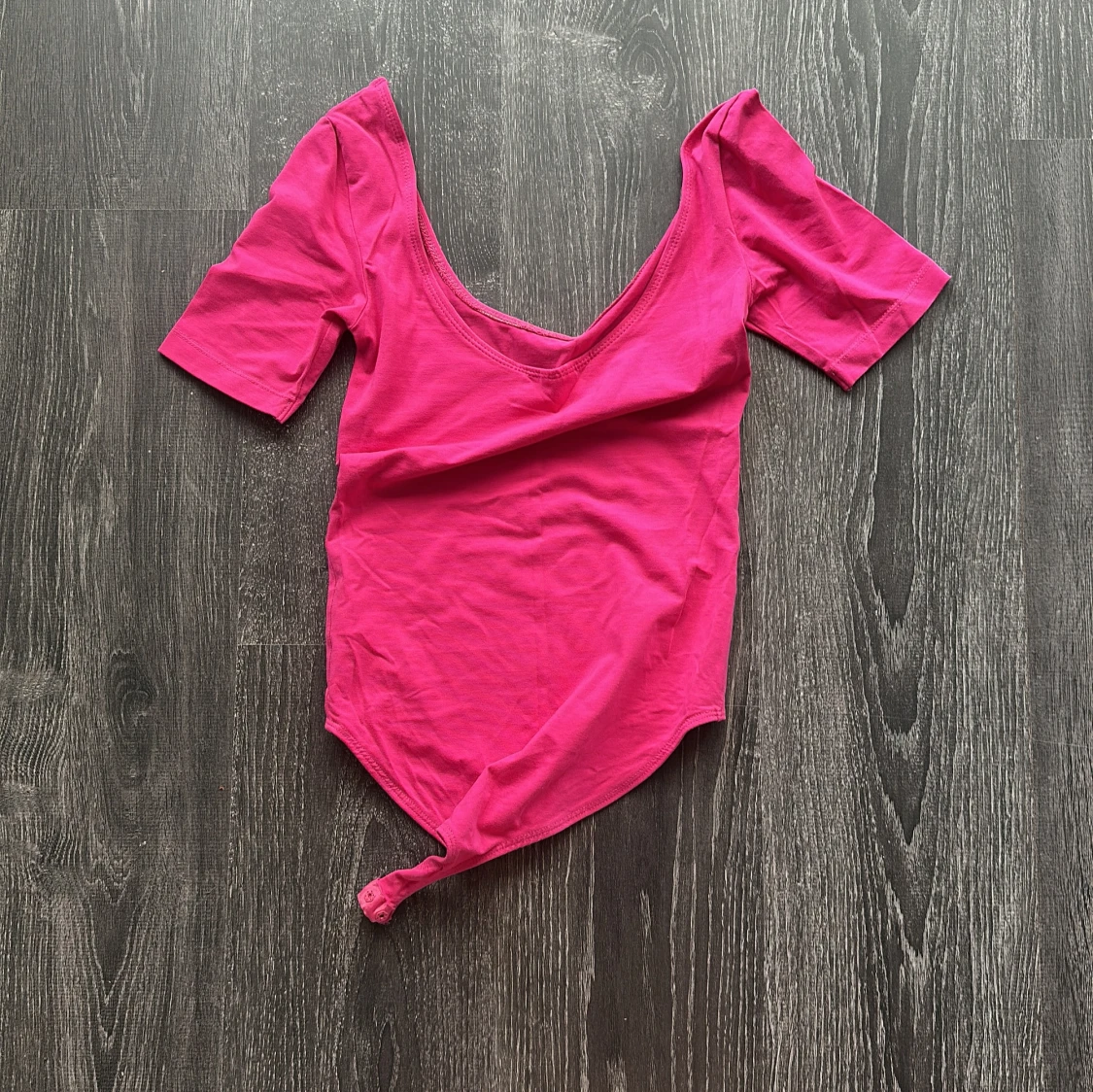 Rosa body med djup urringning - 2