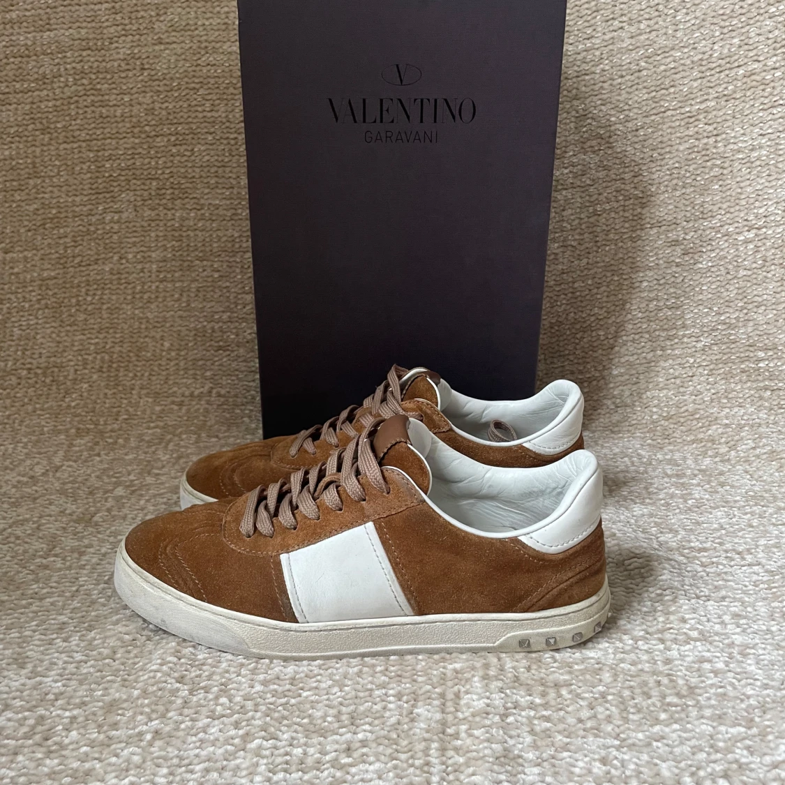 Valentino Garavani bruna sneakers mocka - 1