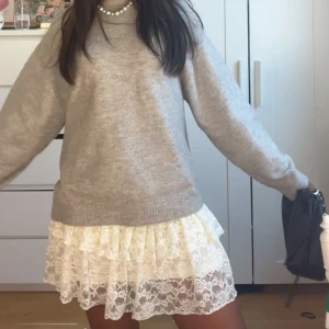 Söt vit spetskjol med volanger💕💕 - Supersöt kort kjol i vit spets med flera lager volanger. Kjolen har elastisk midja och ett romantiskt, feminint uttryck. Perfekt med en fin topp nu på sommarn eller med en stickad tröja i höst! Köpt i våras i USA från Forever21🩷🩷 helt nytt skick aldrig använd! Skriv om du har några frågor🥰🥰